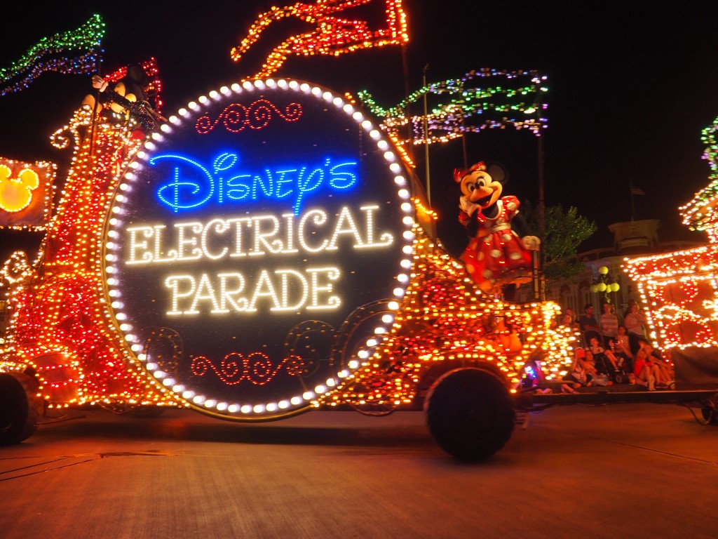 11 Best Things to do at Walt Disney World. Don't miss Disney's Electrical Parade. Disney Tips, Disney Parade